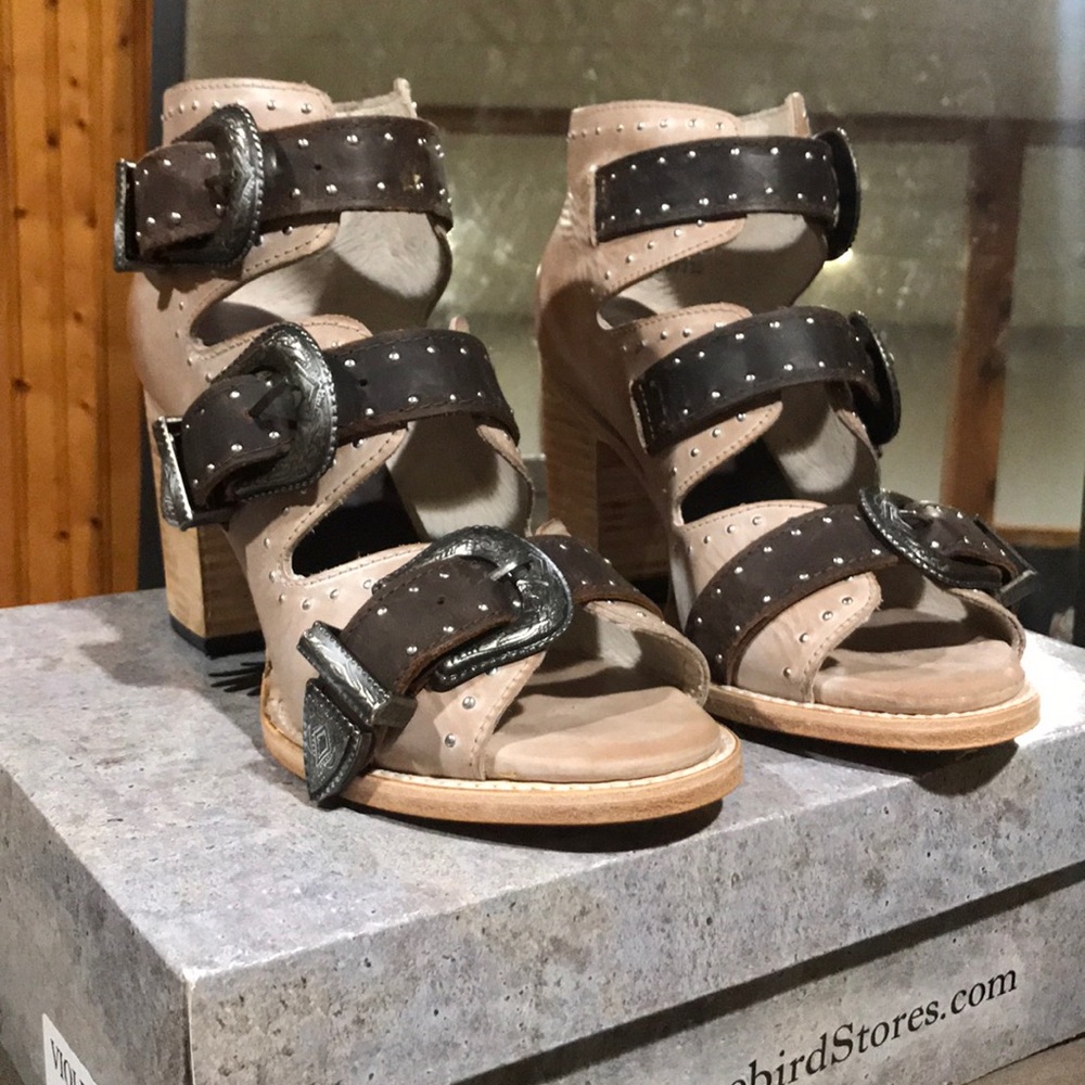 Freebird by Steven Violet in Taupe. Size 10